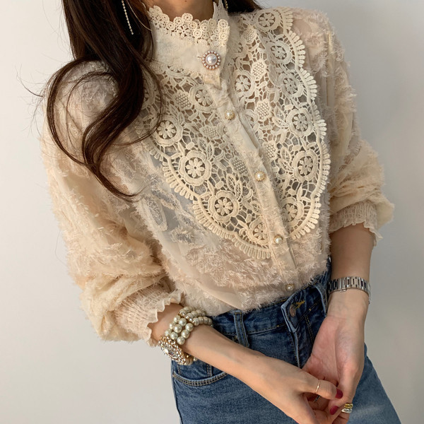 Retro stílusú csipkeblúz magas gallérral és gombokkal