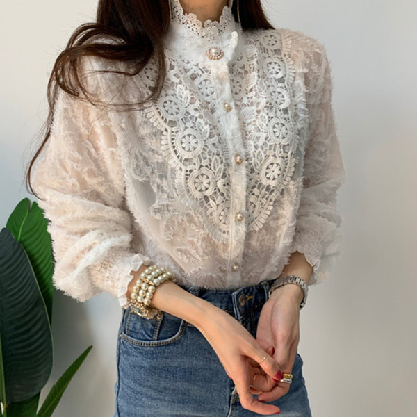 Retro stílusú csipkeblúz magas gallérral és gombokkal
