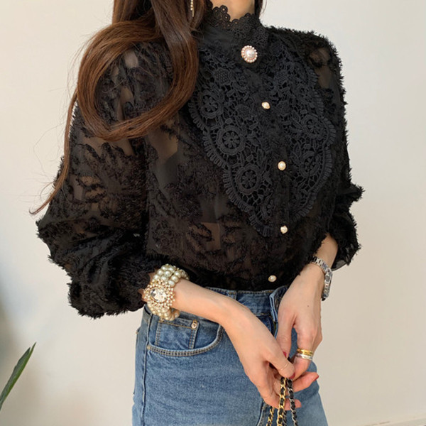 Retro stílusú csipkeblúz magas gallérral és gombokkal