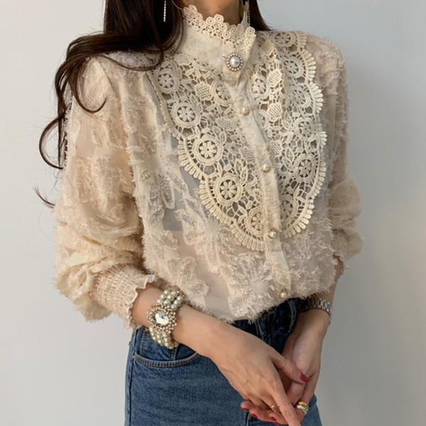 Retro stílusú csipkeblúz magas gallérral és gombokkal