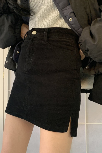 Модерна дамска пола- панталон с висока талия и цепки в черен цвят 