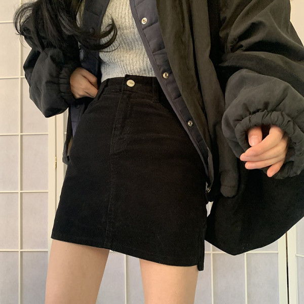 Модерна дамска пола- панталон с висока талия и цепки в черен цвят 