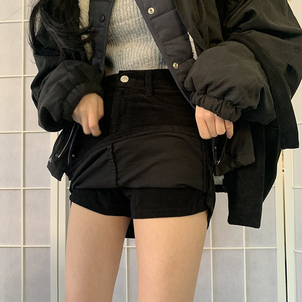 Модерна дамска пола- панталон с висока талия и цепки в черен цвят 