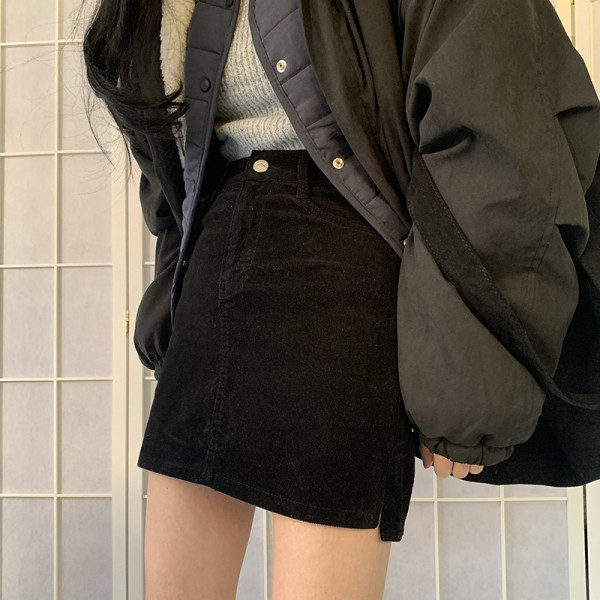 Модерна дамска пола- панталон с висока талия и цепки в черен цвят 