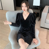 Stílusos női bársonyruha spitz nyakkivágással és puffos ujjakkal