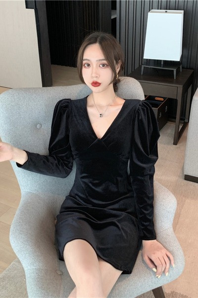 Stílusos női bársonyruha spitz nyakkivágással és puffos ujjakkal