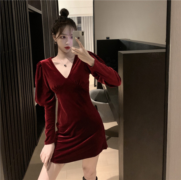 Stílusos női bársonyruha spitz nyakkivágással és puffos ujjakkal