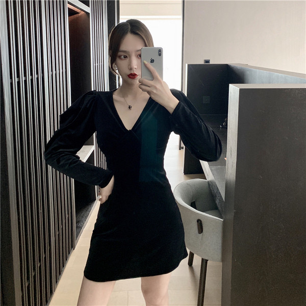 Stílusos női bársonyruha spitz nyakkivágással és puffos ujjakkal