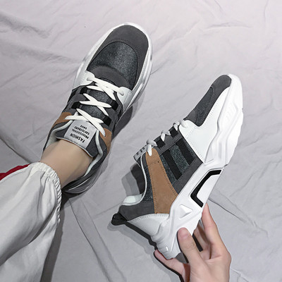 Meeste vabaaja tossud paelte ja lameda tallaga