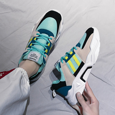 Meeste vabaaja tossud paelte ja lameda tallaga