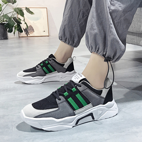 Meeste vabaaja tossud paelte ja lameda tallaga