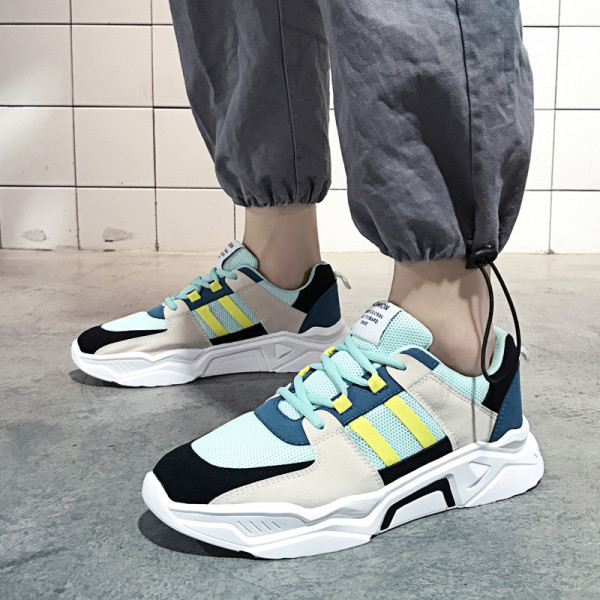 Meeste vabaaja tossud paelte ja lameda tallaga