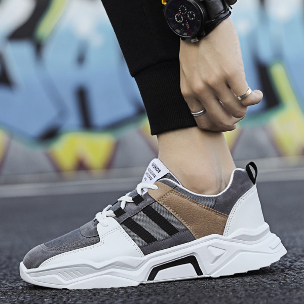 Meeste vabaaja tossud paelte ja lameda tallaga