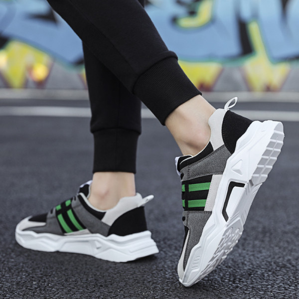 Meeste vabaaja tossud paelte ja lameda tallaga