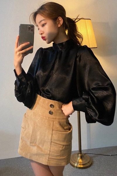 Stiilne puhvis varrukate ja kõrge kraega naiste särk