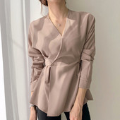 Modern női ing spitz nyakkivágással és derékövvel