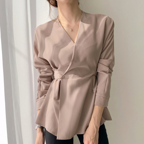 Modern női ing spitz nyakkivágással és derékövvel