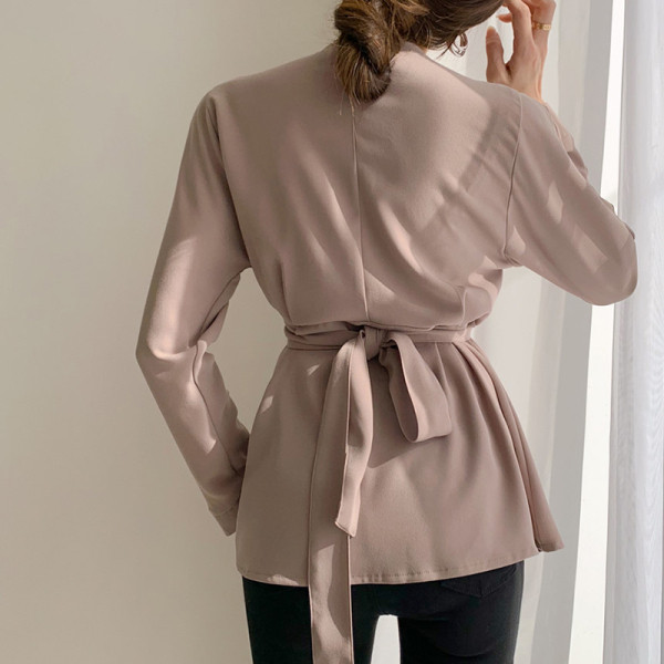 Modern női ing spitz nyakkivágással és derékövvel