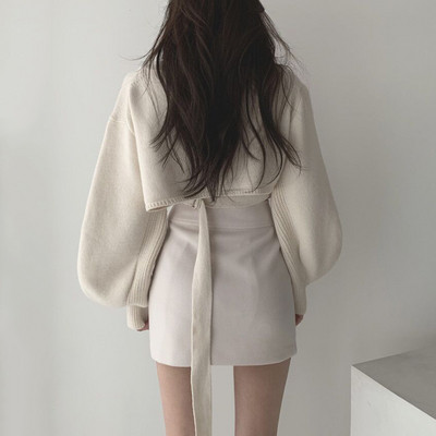 Naiste kaasaegne talvekampsun spits-kaelusega ja küljelõhikutega