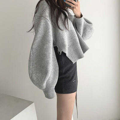 Naiste kaasaegne talvekampsun spits-kaelusega ja küljelõhikutega