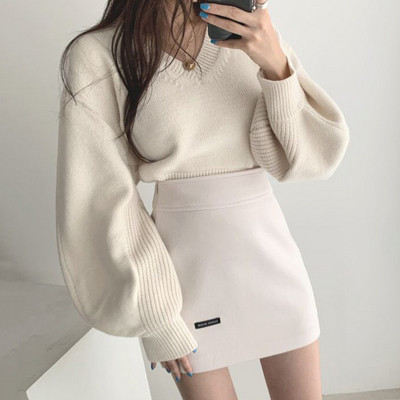 Naiste kaasaegne talvekampsun spits-kaelusega ja küljelõhikutega