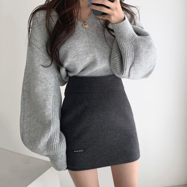 Naiste kaasaegne talvekampsun spits-kaelusega ja küljelõhikutega