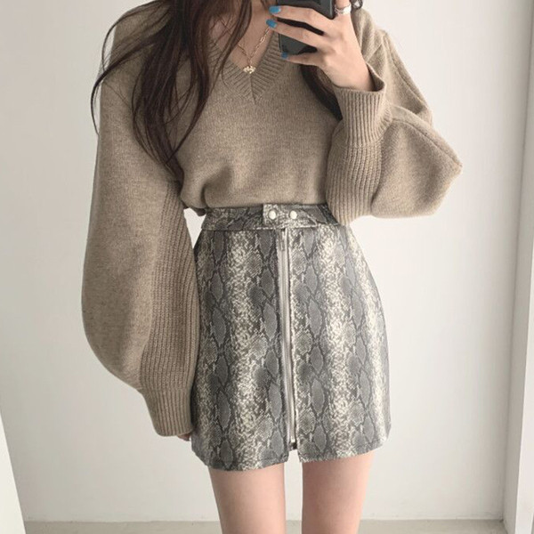 Naiste kaasaegne talvekampsun spits-kaelusega ja küljelõhikutega