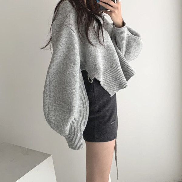 Naiste kaasaegne talvekampsun spits-kaelusega ja küljelõhikutega