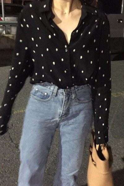 Klassikalise krae ja täpilise mustriga vabaaja naiste särk