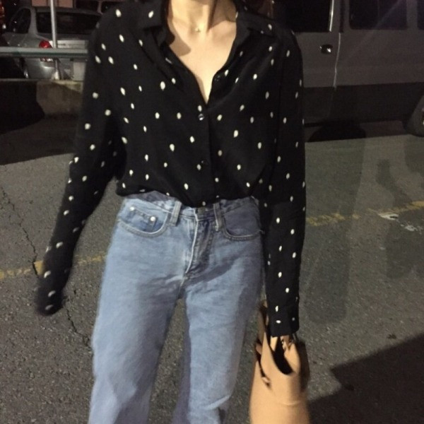 Klassikalise krae ja täpilise mustriga vabaaja naiste särk