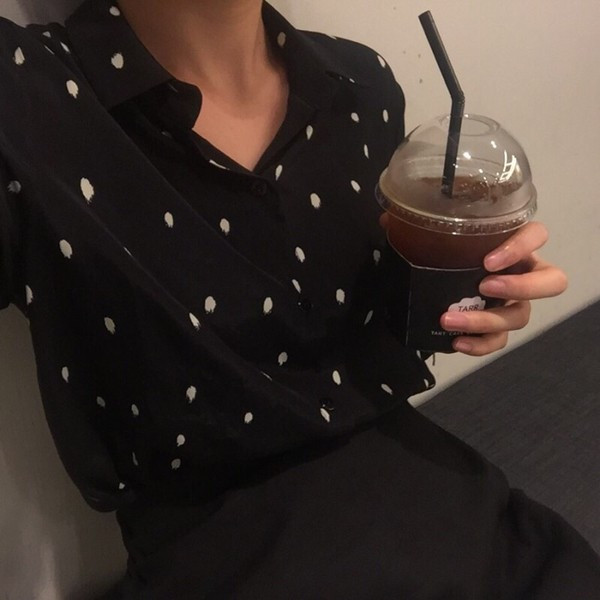 Klassikalise krae ja täpilise mustriga vabaaja naiste särk