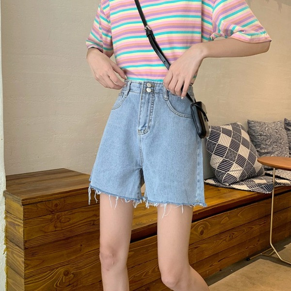 Tavaszi női rövidnadrág magas derékkal, szakadt motívumokkal