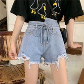 Női rövidnadrág övvel, zsebekkel, szakadt motívumokkal