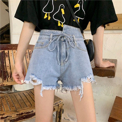 Női rövidnadrág övvel, zsebekkel, szakadt motívumokkal