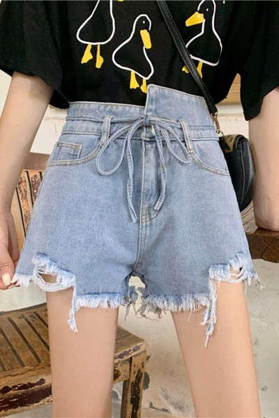 Női rövidnadrág övvel, zsebekkel, szakadt motívumokkal