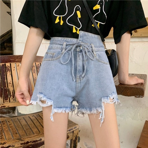 Női rövidnadrág övvel, zsebekkel, szakadt motívumokkal