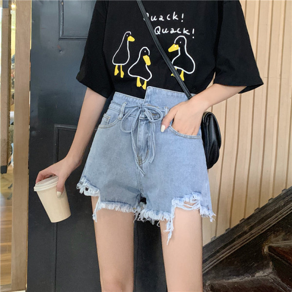 Női rövidnadrág övvel, zsebekkel, szakadt motívumokkal