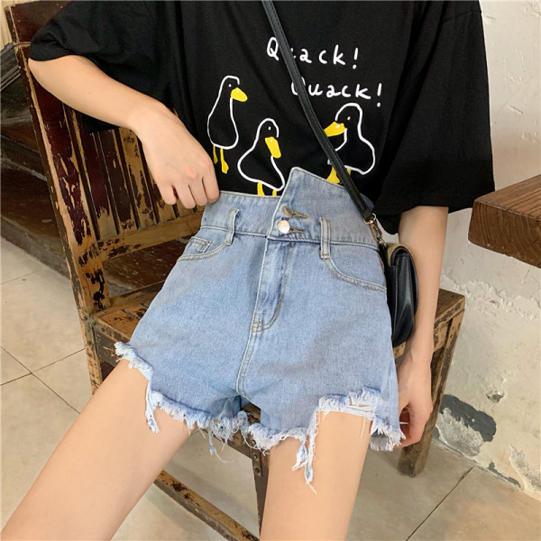 Női rövidnadrág övvel, zsebekkel, szakadt motívumokkal