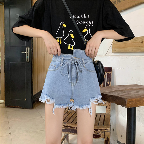 Női rövidnadrág övvel, zsebekkel, szakadt motívumokkal