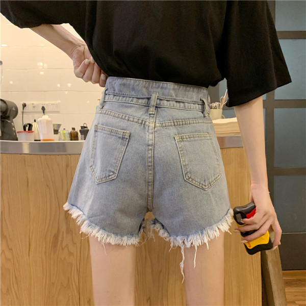 Női rövidnadrág övvel, zsebekkel, szakadt motívumokkal