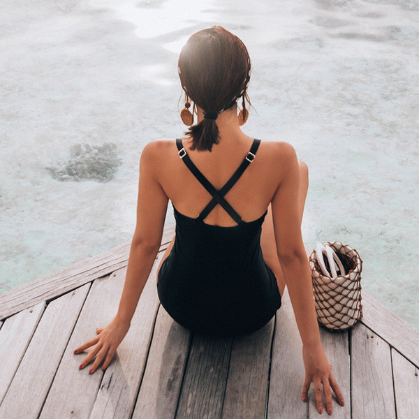 Fekete teljes fürdőruha keresztkötéssel