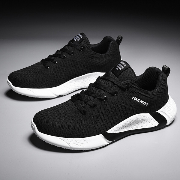 Paelte ja lameda tallaga musta värvi meeste vabaaja tossud