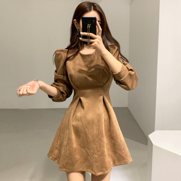 Stiilne pikkade varrukatega ja lõikega naiste kleit