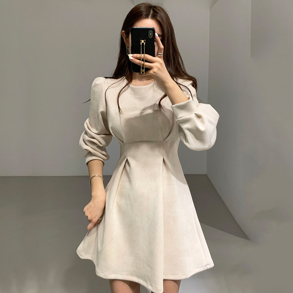 Stiilne pikkade varrukatega ja lõikega naiste kleit