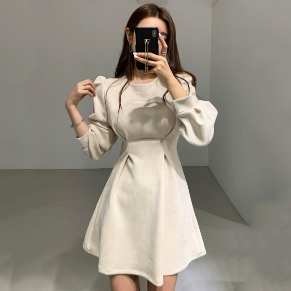 Stiilne pikkade varrukatega ja lõikega naiste kleit