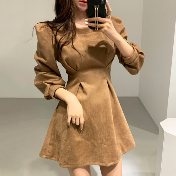 Stiilne pikkade varrukatega ja lõikega naiste kleit