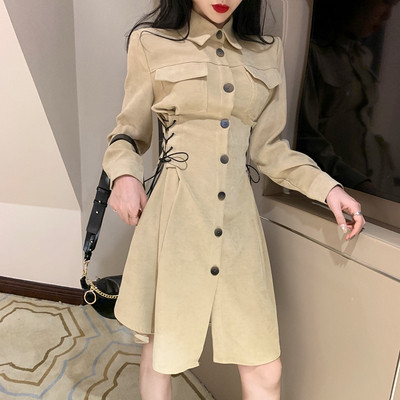 Moodne naiste kleit klassikalise krae ja lipsudega vöökohal