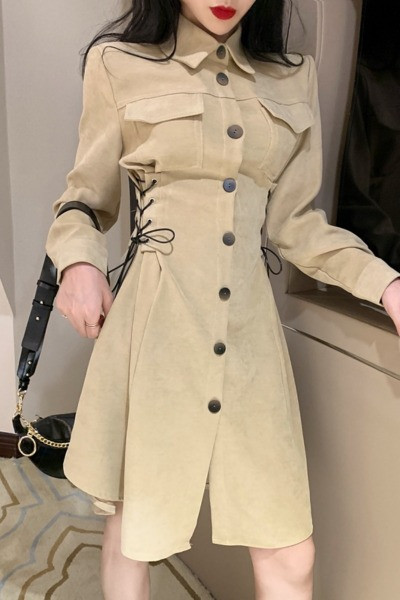 Moodne naiste kleit klassikalise krae ja lipsudega vöökohal