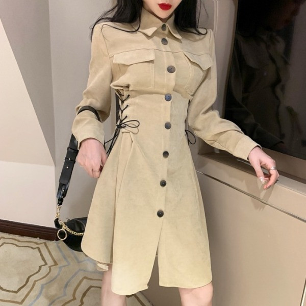 Moodne naiste kleit klassikalise krae ja lipsudega vöökohal