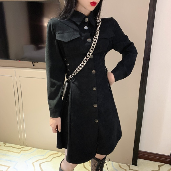 Moodne naiste kleit klassikalise krae ja lipsudega vöökohal